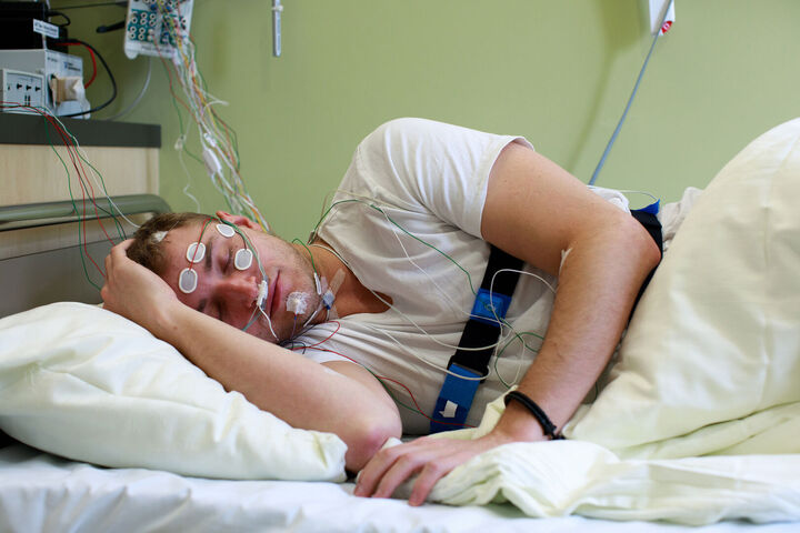 Während und in Folge einer COVID-19-Erkrankung kann es zu Schlafstörungen kommen