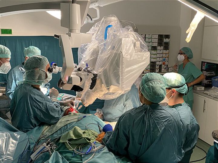 Kieferchirurgen führten am Uniklinikum Salzburg die ersten Operationen mit dem neuen Symani-Roboter durch