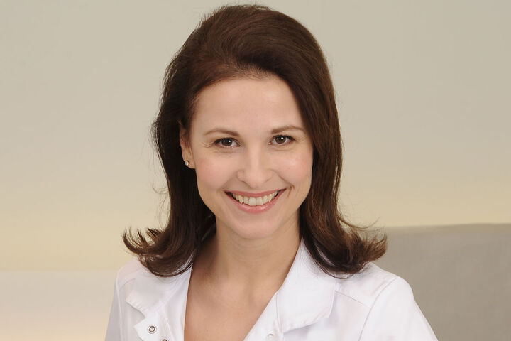 Dr. Tamara Kopp informiert bei einem Pressegespräch über Hautgesundheit