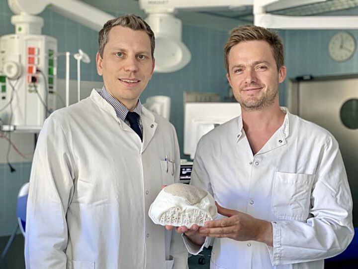 Weltpremiere Uniklinikum Salzburg: Patientin erhielt 1. im Haus gedrucktes Implantat aus 3D-Drucker