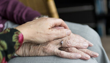 Hilfe und Information für ältere Menschen und ihre Pflegepersonen im häuslichen Umfeld