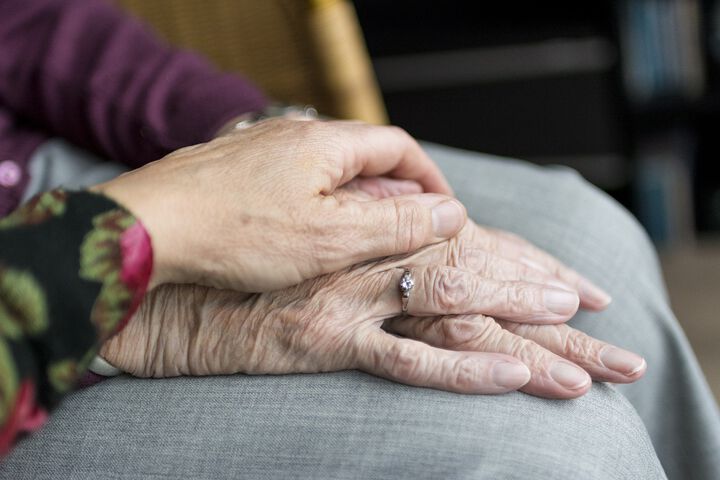 Hilfe und Information für ältere Menschen und ihre Pflegepersonen im häuslichen Umfeld