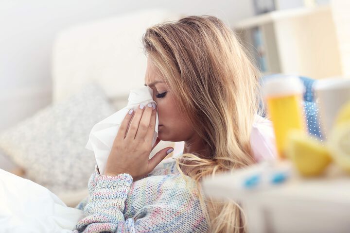 Halsschmerzen, Schnupfen, Fieber: was tun gegen erste Erkältungssymptome?