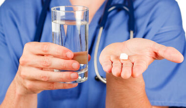 Multimedikation erschwert Schmerztherapie: Neue Expertenempfehlungen