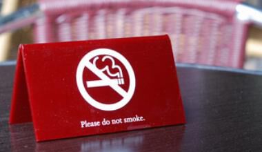 Трябва ли да се забрани пушенето в шатрите пред заведенията?