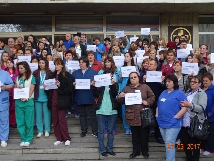 Протест в подкрепа на ръководството на УМБАЛ-Русе организираха медици и пациенти 