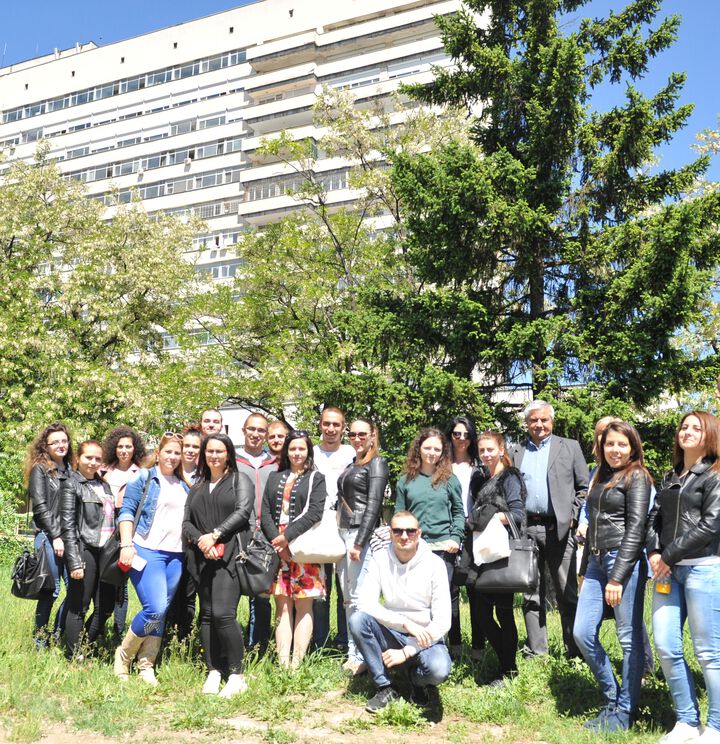Студенти от УНСС черпят опит във ВМА