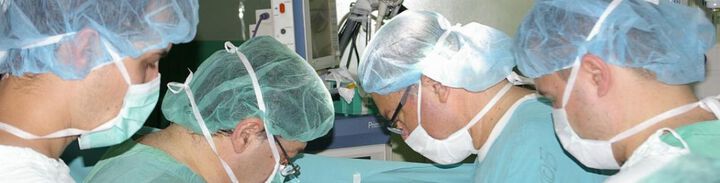 Екипът на доц. Стоян Сопотенски спаси мъж с 2-килограмов тумор на дебелото черво