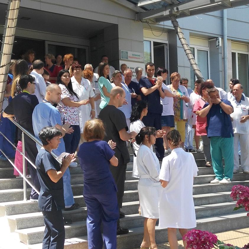 Лекарите от УМБАЛ „Св. Анна“–София  излязоха на мълчалив протест срещу насилието над медицински лица