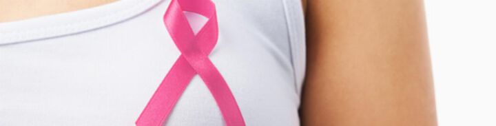 1200 розови балона срещу ракa на гърдата