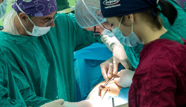 Екипът на д-р Васил Ангелов оперира безкръвно рядък вид херния 