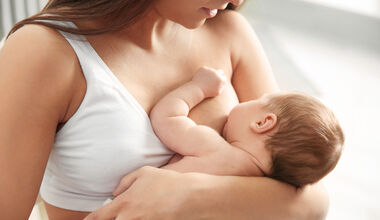 Диетата на майката кърмачка – много важна при бебешки колики