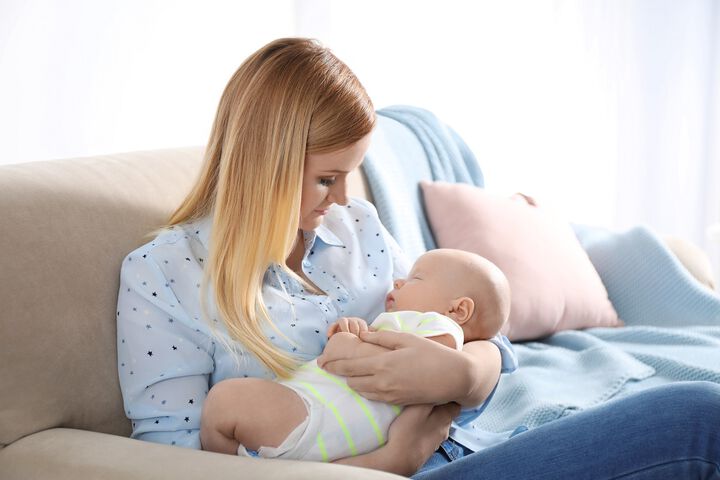 Не дохранвайте кърменото бебе с адаптирано мляко