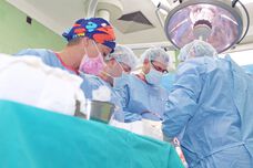 6-килограмов тумор от бедрото на мъж отстраниха специалисти от ВМА