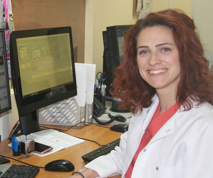 Д-р Даниела Калоянова разчита изследвания на рентген, скенер и ЯМР