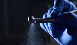 Прокуратурата залови стоматолог, източвал касата с години