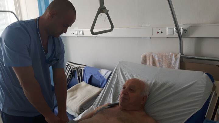 За първи път в Бургас – ортопеди взеха кост от крака на пациент, за да спасят ръката му
