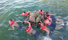 „Игри на доверието”: Бъдещите военни лекари спасяваха ранени колеги в тежки условия