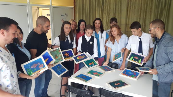 Ученици подариха свои картини на УМБАЛ Бургас