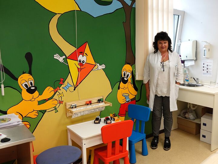 Весели герои се появиха по стените на новия кабинет по детска дерматология в „Токуда“