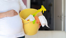 Учените: Битовата химия прави децата по-глупави още в утробата