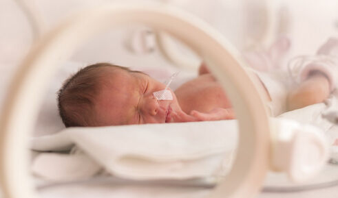 Българска писателка осигурява апаратура за недоносени бебета