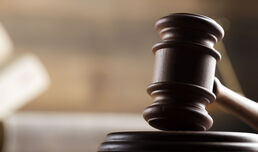 Намалиха наказанието на акушерката, която би и души новородено