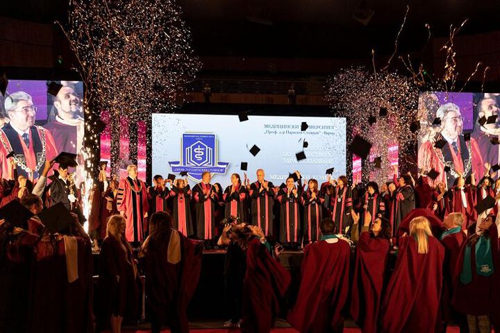 532 здравни професионалисти получиха дипломите си на официална церемония