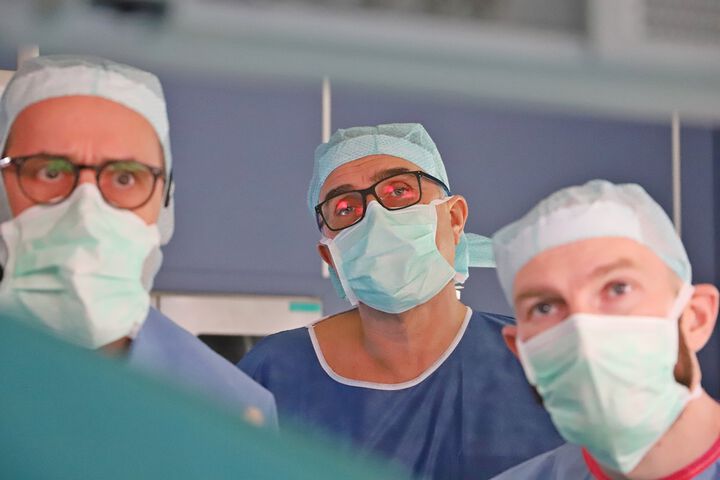 Стотици гледаха на живо във ВМА операции на най-добрите чернодробни хирурзи в света