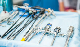 В „Софиямед“ отстраниха образувание с вид на камък от стомаха на жена чрез безкръвна операция