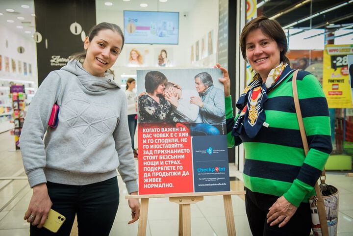 Всеки трети българин вярва, че човек може да се зарази с ХИВ чрез целувка