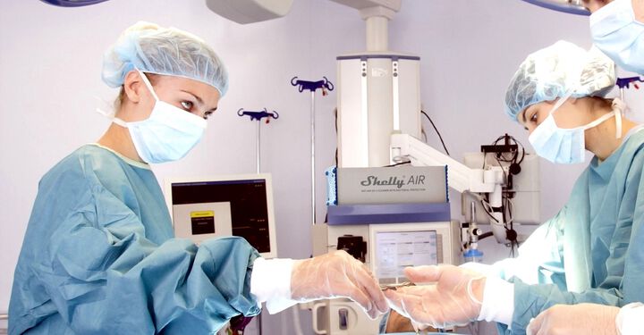 Компания дари на 7 болници иновативни устройства за борба с COVID-19  