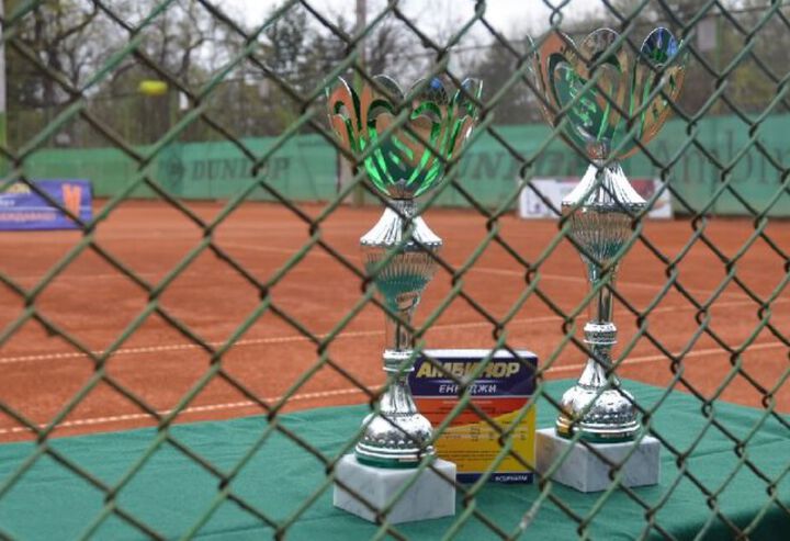 Динко Динев и Денислава Глушкова са шампионите от тенис турнира „Амбинор къп“ за юноши и девойки 
