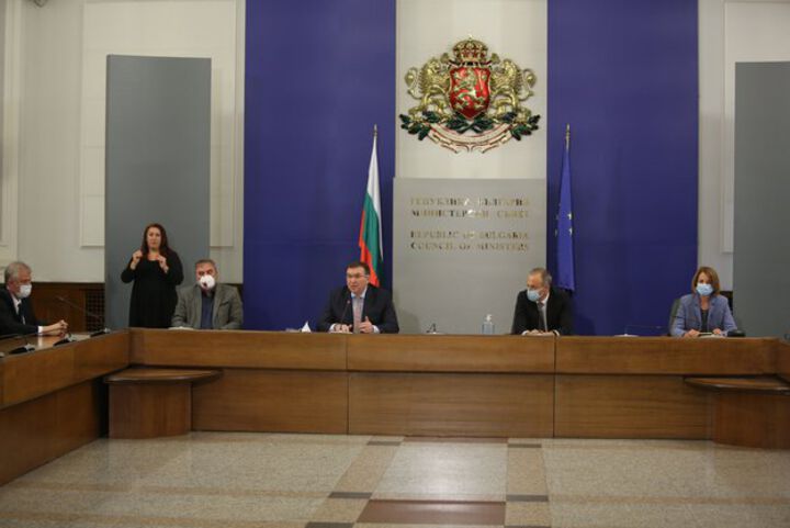 Министър Ангелов: Ако не се спазват мерките, ситуацията още повече ще се влоши