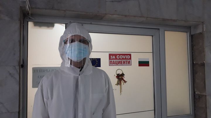  Специализант от УМБАЛ-Плевен помага на болницата в Свищов в борбата с  COVID