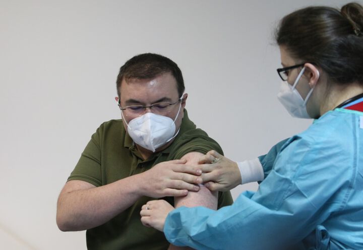 Започна ваксинацията срещу COVID-19 в София, Пловдив и Бургас