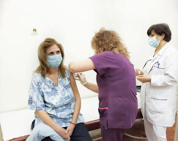 Десетки медици от Военна болница - Сливен ваксинирани срещу SARS-CoV-2 за ден