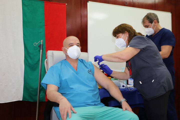 Над 700 медици от ВМА са ваксинирани срещу SARS-CoV-2