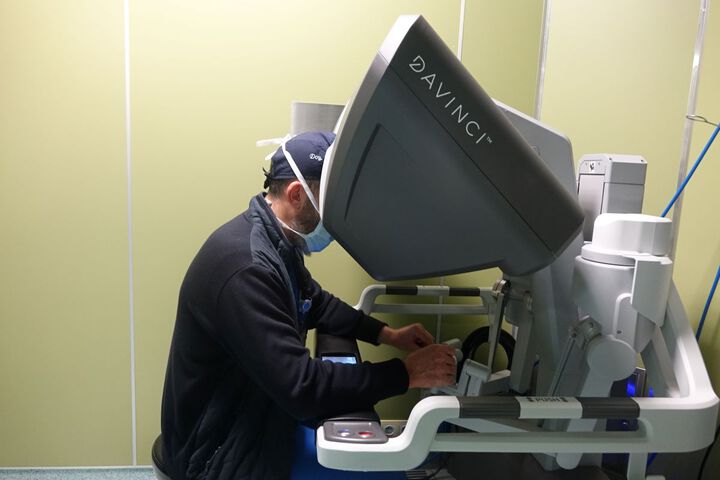Хирурзи от четири специалности оперират с най-новото поколение на робота Да Винчи в Болница Токуда 