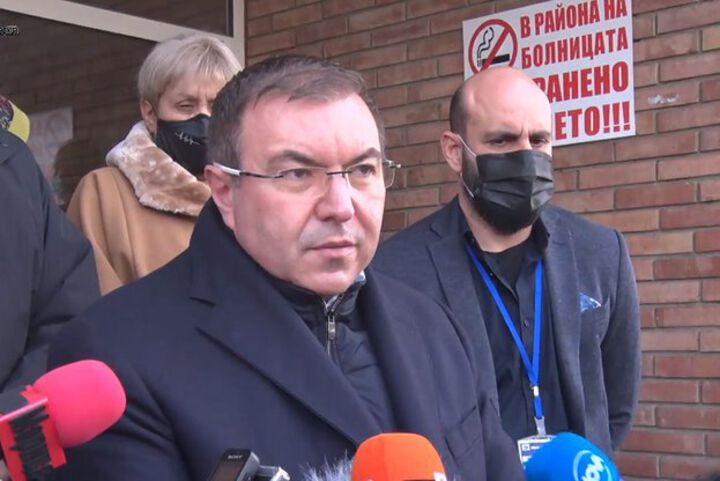 Министър Ангелов: Спирането на ваксинацията с препарата на „Астра Зенека“ е превантивна мярка