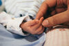 Предлагат новородените да получат допълнителни здравни грижи