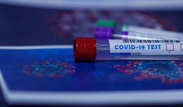 Какво трябва да правят пациентите с белодробна фиброза, докато чакат резултатите от теста за COVID-19?