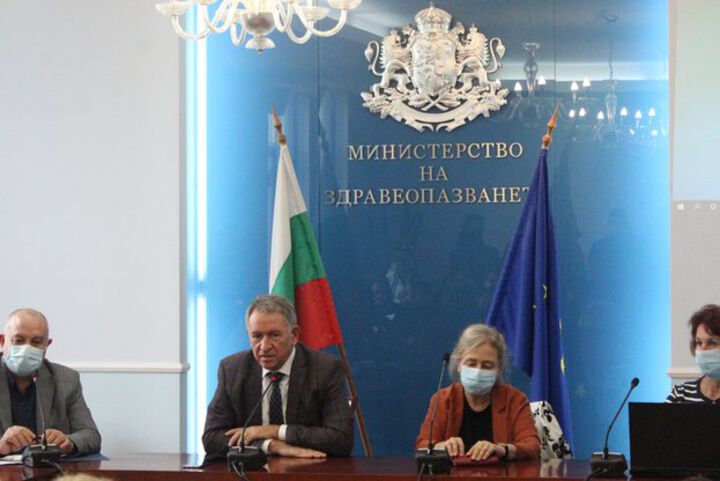 Разпространяват се неверни твърдения за смъртността от COVID-19 у нас, твърди министър Кацаров