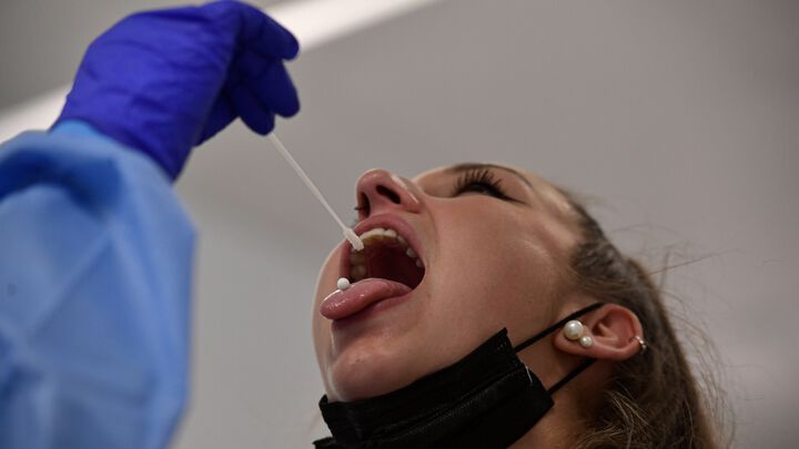 Вземането на проба от носа често дава фалшиво негативен резултат от бързия тест при Омикрон