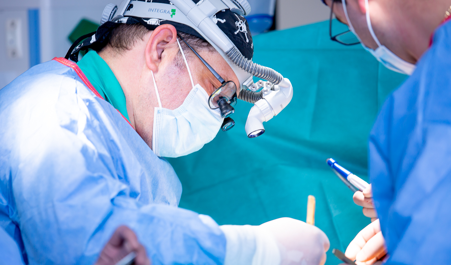 Български хирурзи в екип с водещ австрийски специалист оперираха успешно момченце с аневризма 