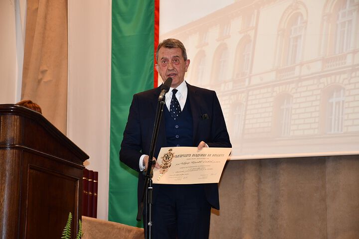 Aкад. проф. д-р Чавдар Славов получи официално дипломата си като академик на БАН