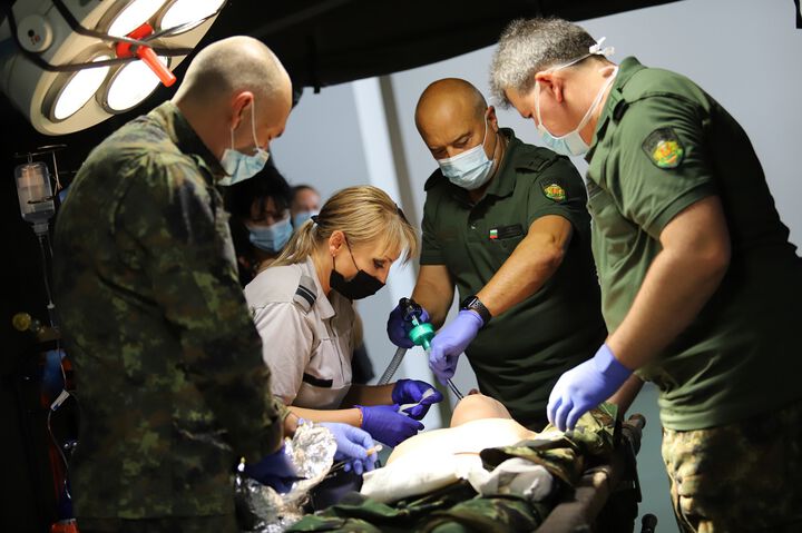 Бойни санитари и медици от ВМА спасяват хора под „обстрел”