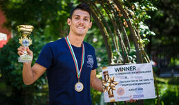 Студент от МУ – Варна е победител в плувен маратон