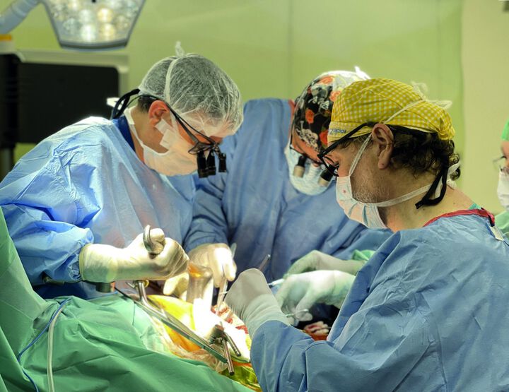 Млад мъж с бъбречен тумор и аневризми на бъбречна артерия беше спасен чрез сложна операция