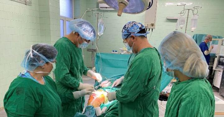 Съвместна операция на травматолози от ИСУЛ и съдов хирург от НКБ ще позволи на мъж да живее без болка
